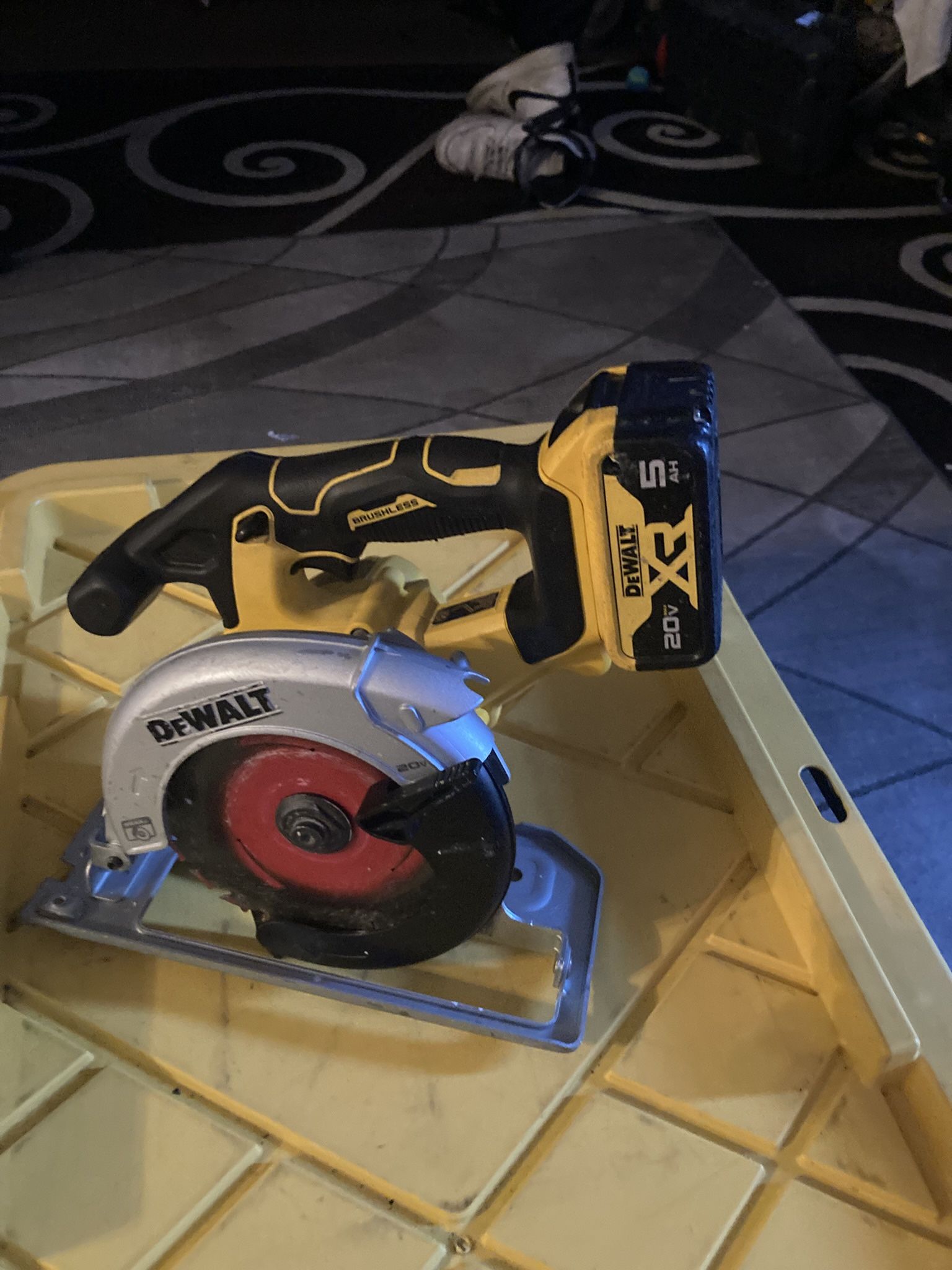 Dewalt Skilsaw W/ 5.0 Battery