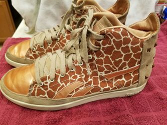 Ladies Reebok giraffe print sz 9 1/2 sneakers