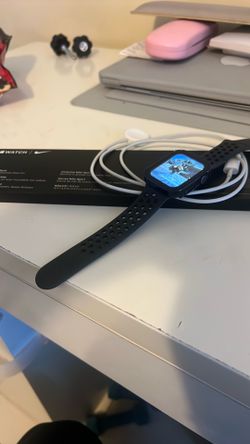 Apple Watch SE Nike 44mm GPS - Excellent Condition w/ Charger & Box