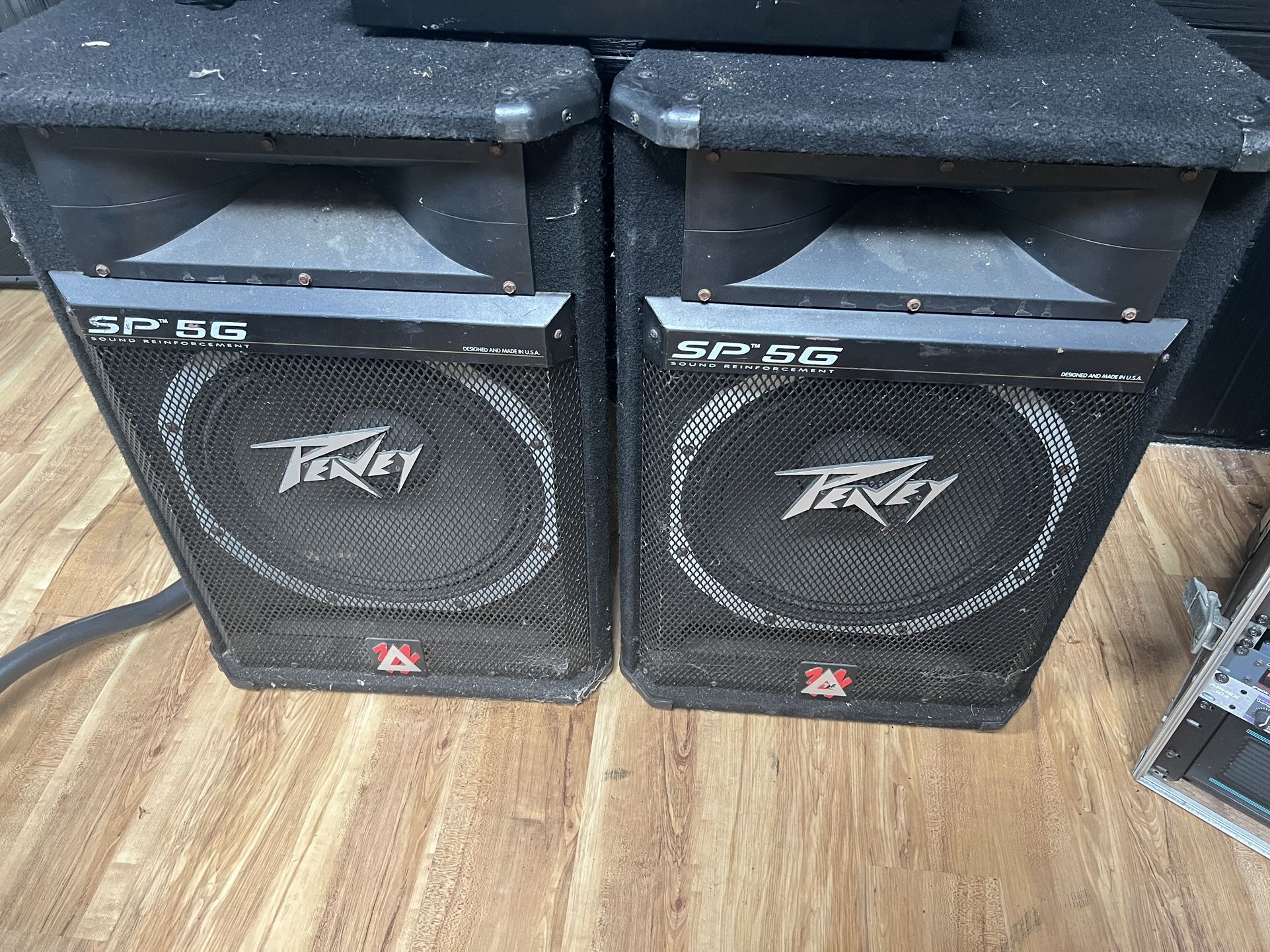 PEAVEY SP5G Speakers With Stands