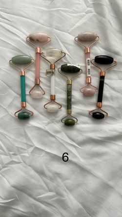 Massaging face roller