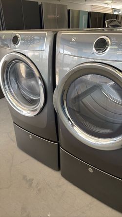 Front level washer dryer set with pedestal