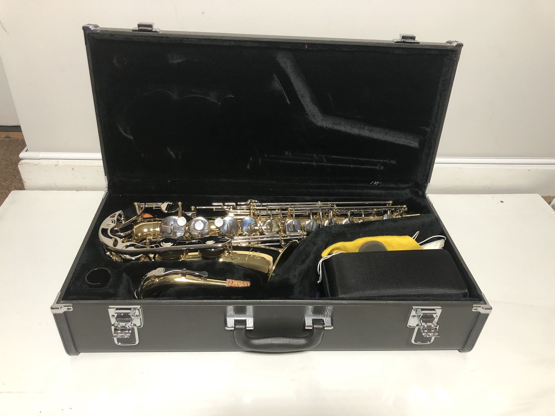 Saxophone Yamaha YAS-23 with extras, near new condition