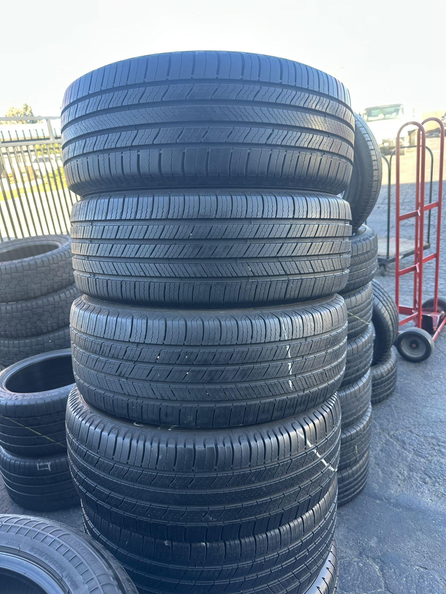 SET OF TIRE 215 55 17 Michelin 85% LIFE