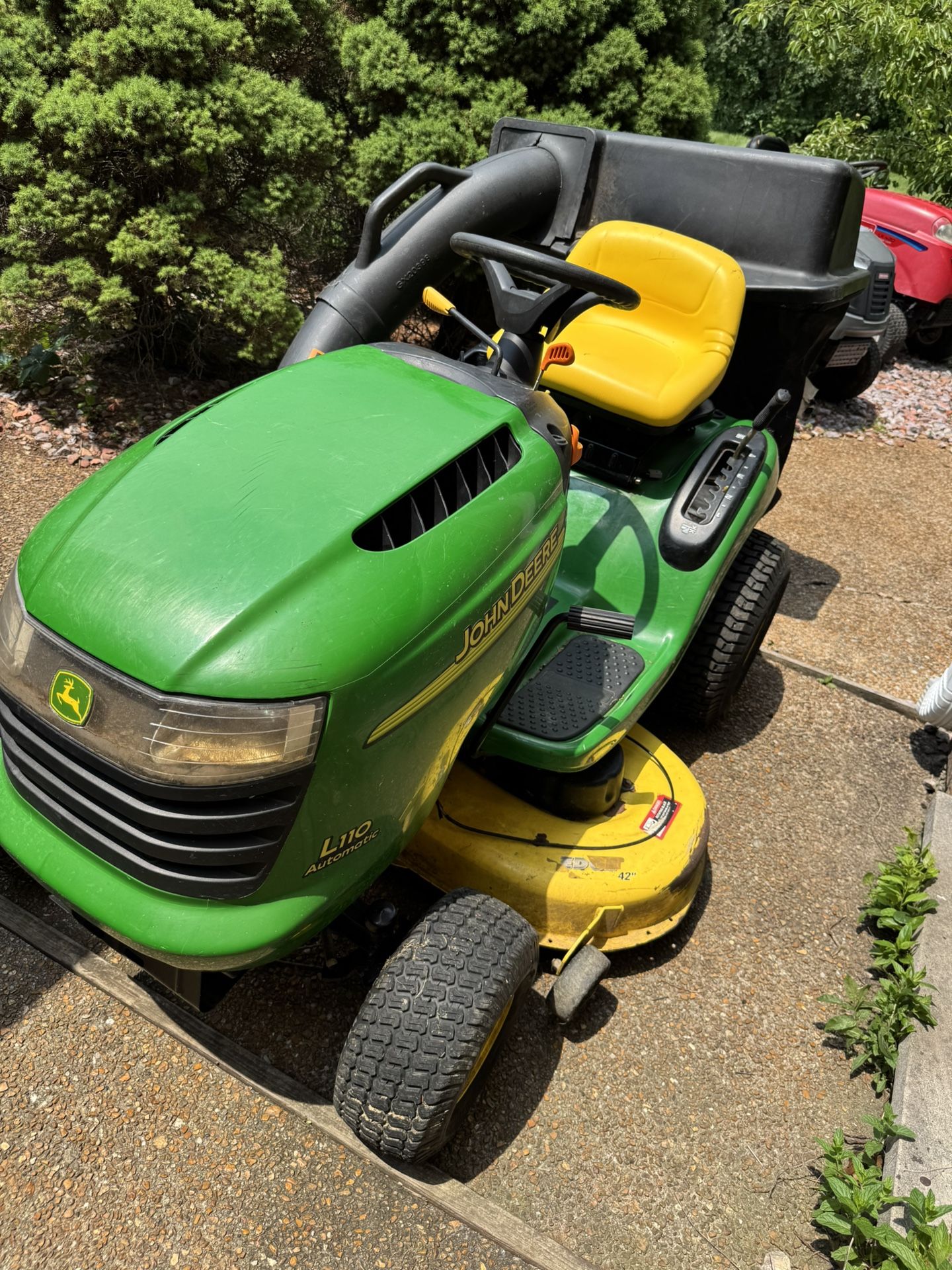 John Deere L110 Automatic 42” Deck And 17.5 HP Engine And 2 Bin Bagging System Riding Mower