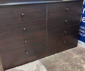 Eight drawers dresser