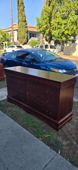 FREE Dresser & Nightstand Set – Must Go ASAP