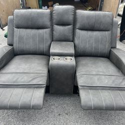 New Reclining loveseat (Delivery available)