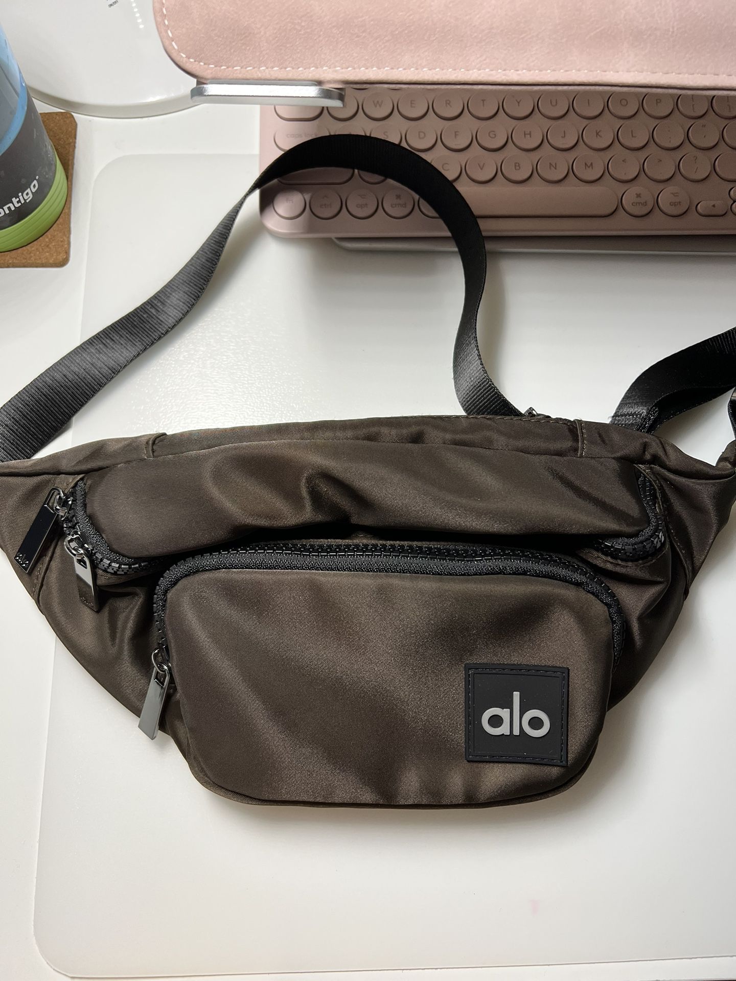 Dupe Sherpa Bumbag for Sale in Aurora, CO - OfferUp