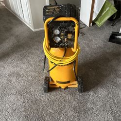  Refurbished, DEWALT - 15-Gallons Portable 225 Psi Vertical 