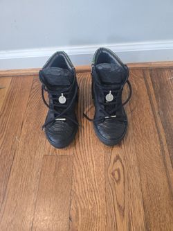 Botines de piel de cocodrilo negro