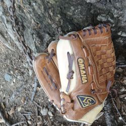 LOUISVILLE SLUGGER   " 12"( LEFT HANDED THROWER ) BASEBALL GLOVE ( SEE PICS) PRICE IS " FIRM " ALL SALES ARE "FINAL " LOCATED IN GLENDORA 