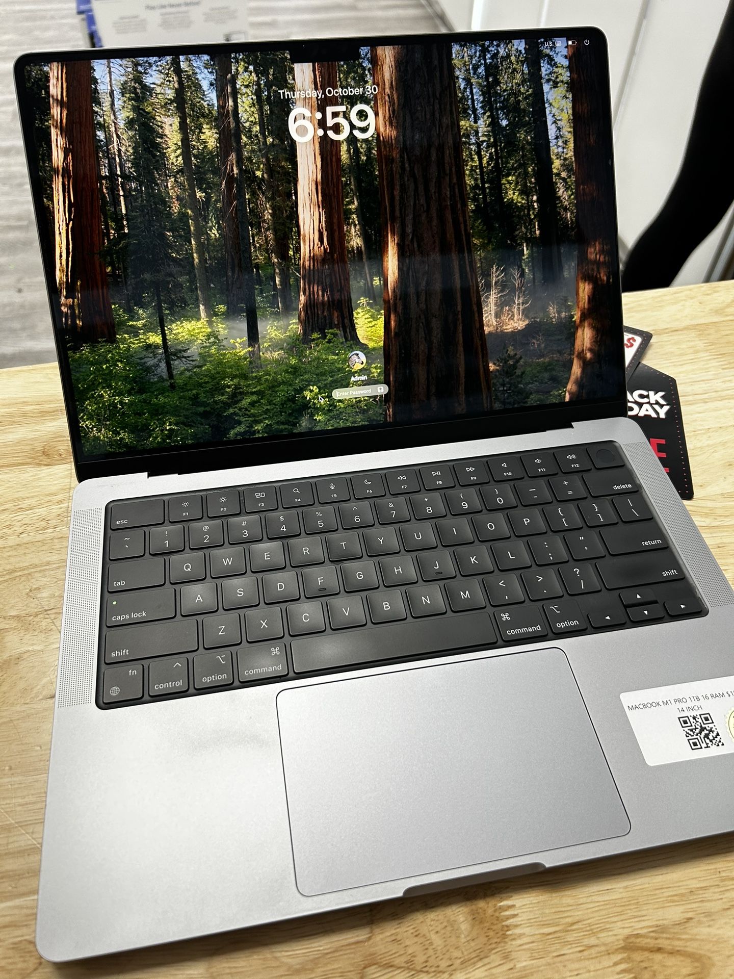 美品快速MacBook Pro 14インチ M1 16GB 16core 1TB Apple MacBook Pro - M1 Pro 16-core GPU - 16GB RAM - 1TB SSD - 14.2