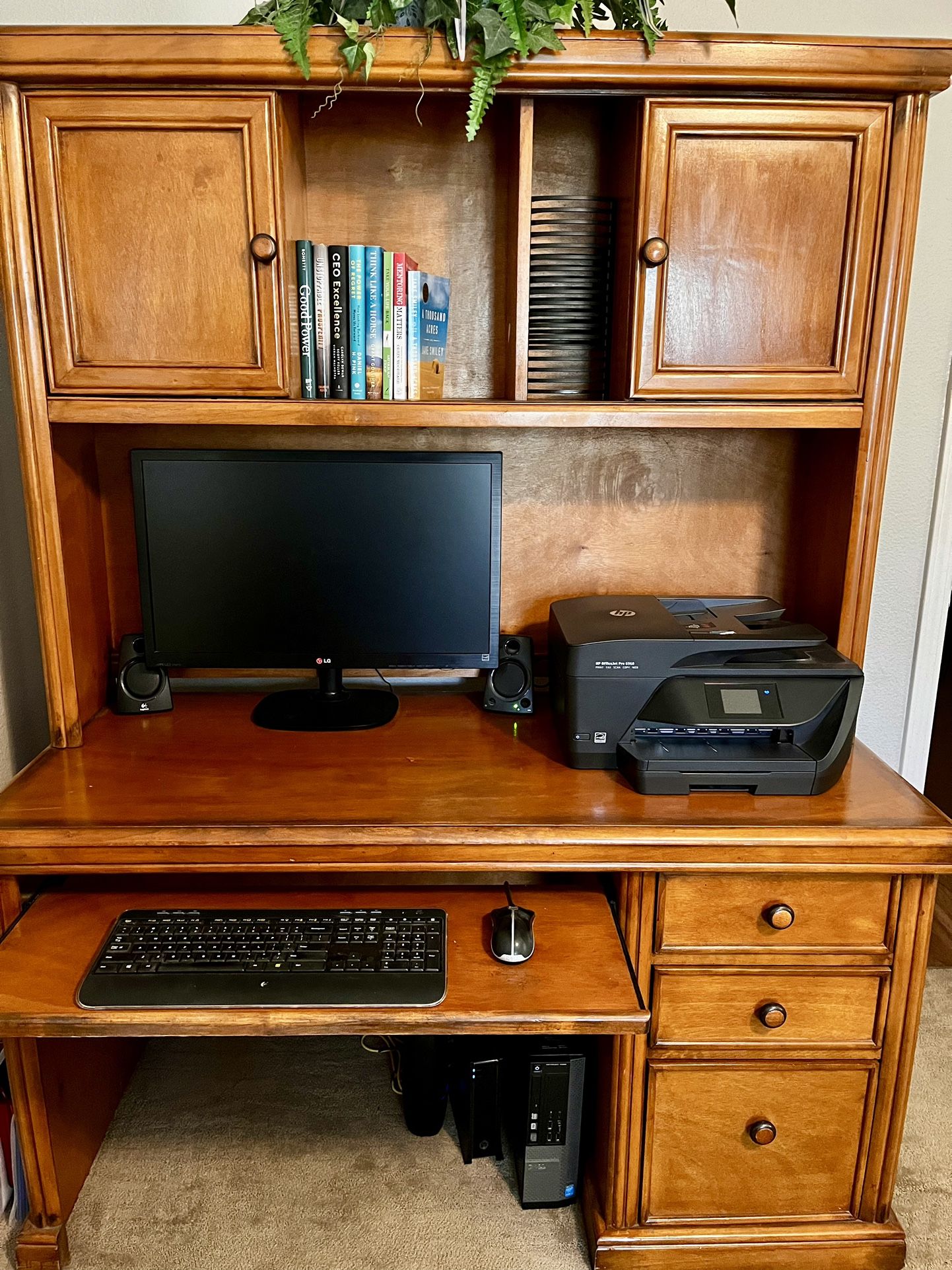 Computer Desk With Hutch. 