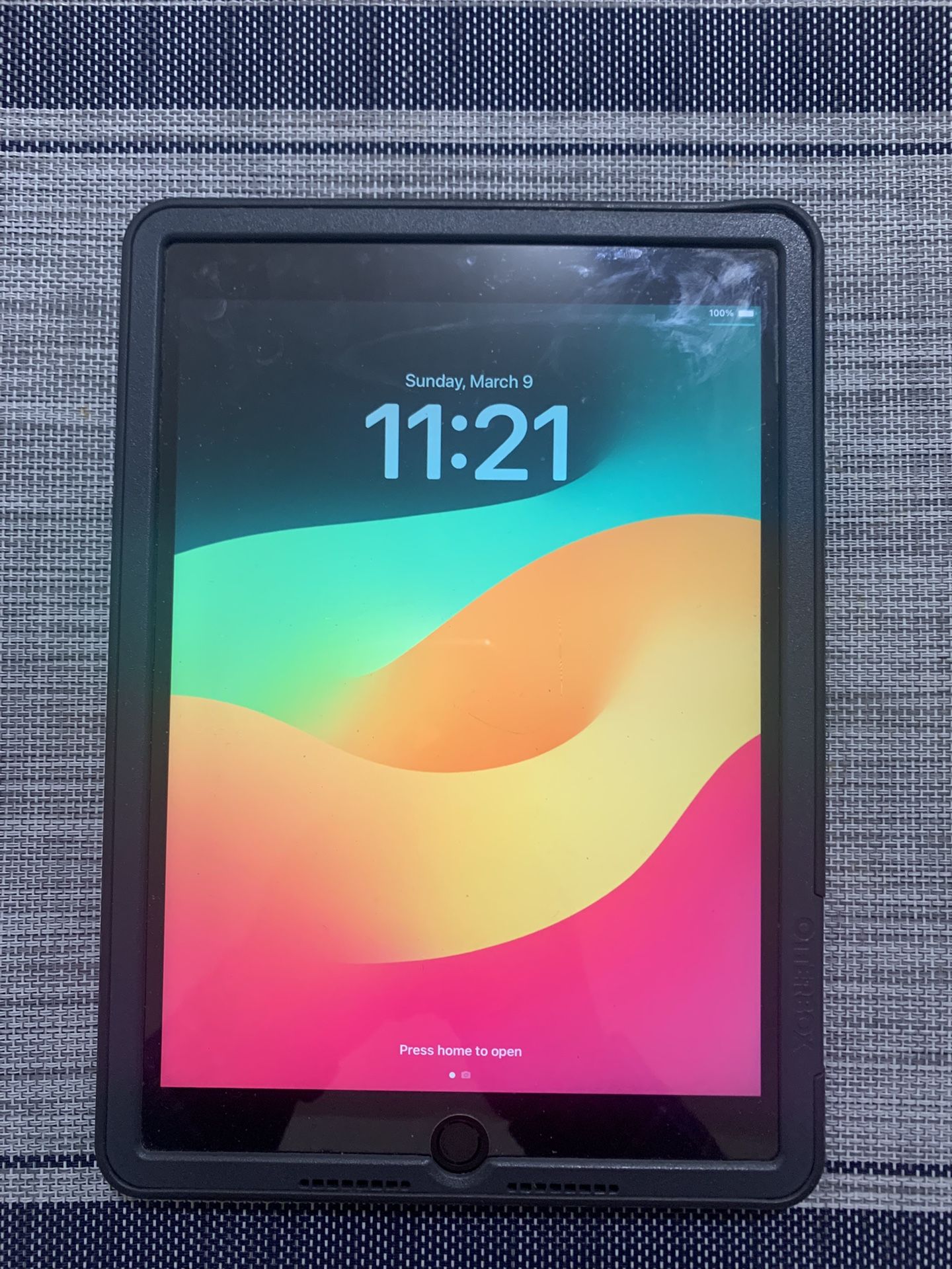 Apple iPad 6th Generation 128GB Unlocked Like New With Otter Box Case!