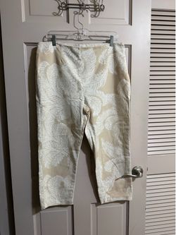 Women’s So Slimming By Chico’s Crop Capri Pants Chico’s Size 2 Beige Floral