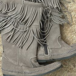 Minnetonka 3-Layer Fringe Boot Grey 