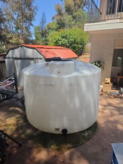 Vertical water tank storage
