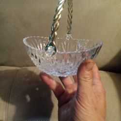 Beautiful Mikasa oval basket w gold handle 