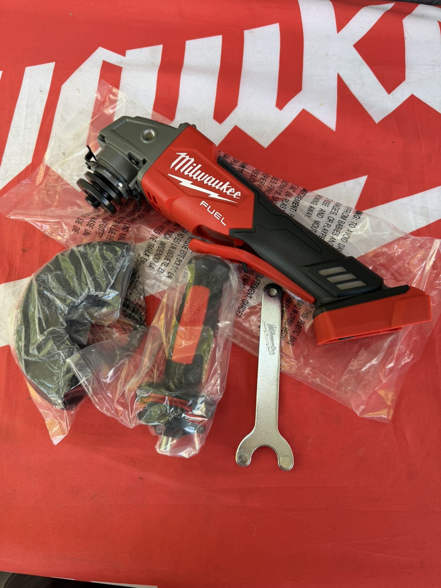 Milwaukee M18 FUEL 18V Lithium-Ion Brushless Cordless 4-1/2 in./5 in. Grinder w/Paddle Switch
