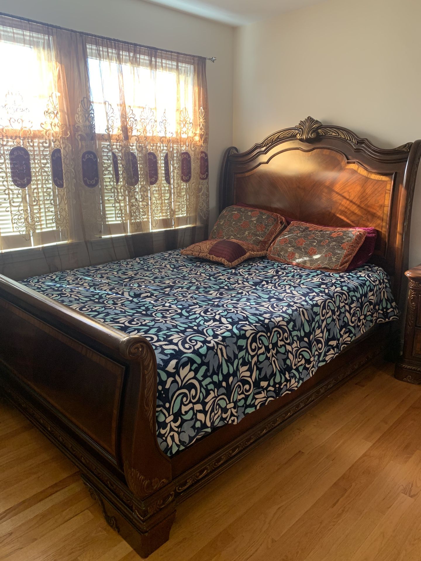 Queen Bed Set (Bob’s Furniture)