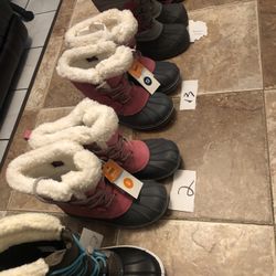 WOMENS SNOW  BOOTS ASKING35 FIRM .CASH ONLY AVAILABLE  PANTS JACKETS SKI SUITS DIFFERENT PRICES 