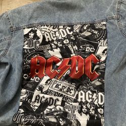 AC DC JEAN JACKET SZ LARGE - 15$