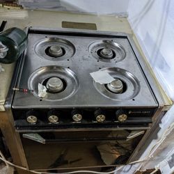 Magic Chef Gas Oven And 4 Stove Top Burner  Ot Of 84 winnabago 