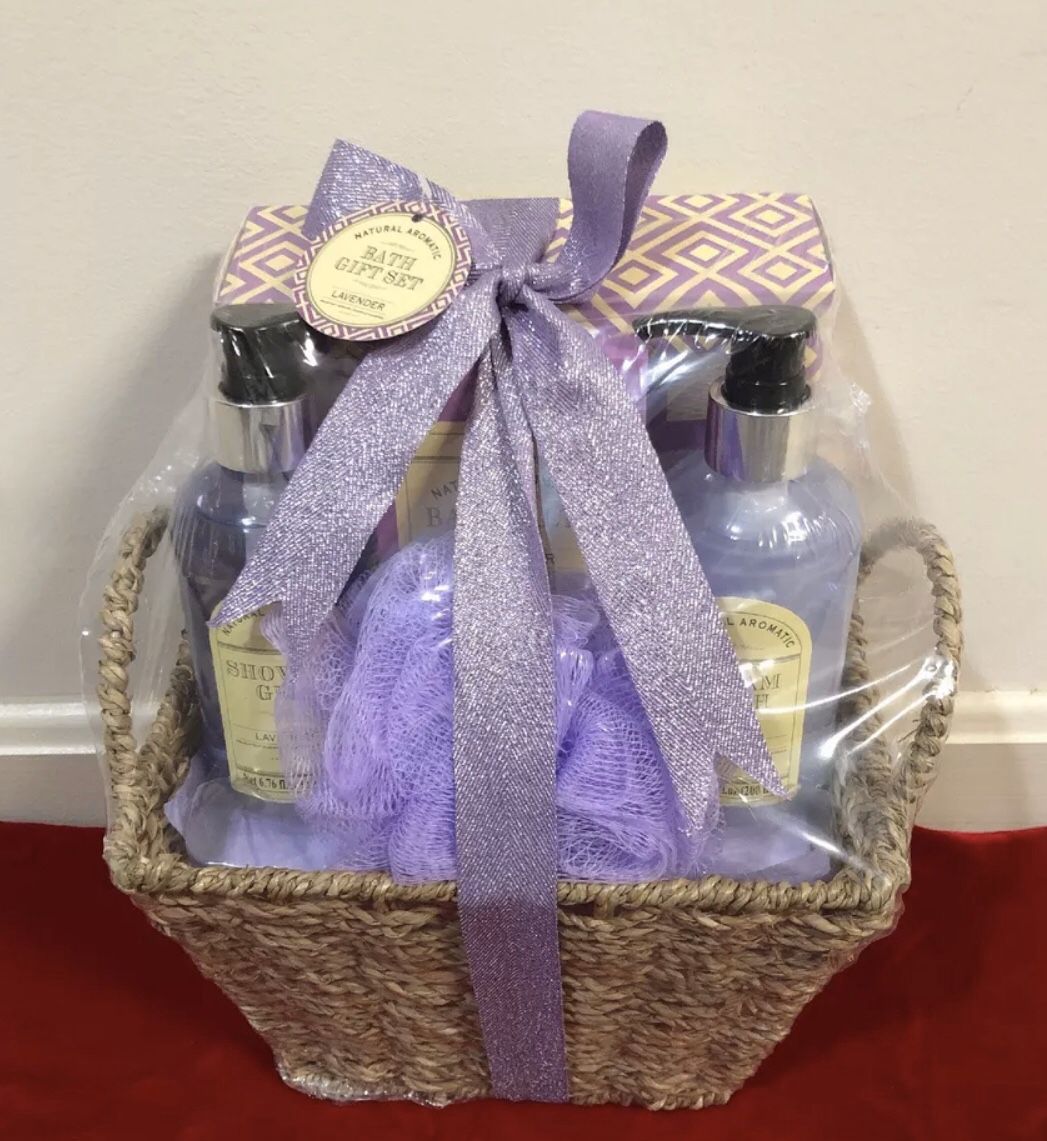 Brand new Natural Aromatic 4 Piece Bath Gift Set/Lavender Scent (Pick up only)