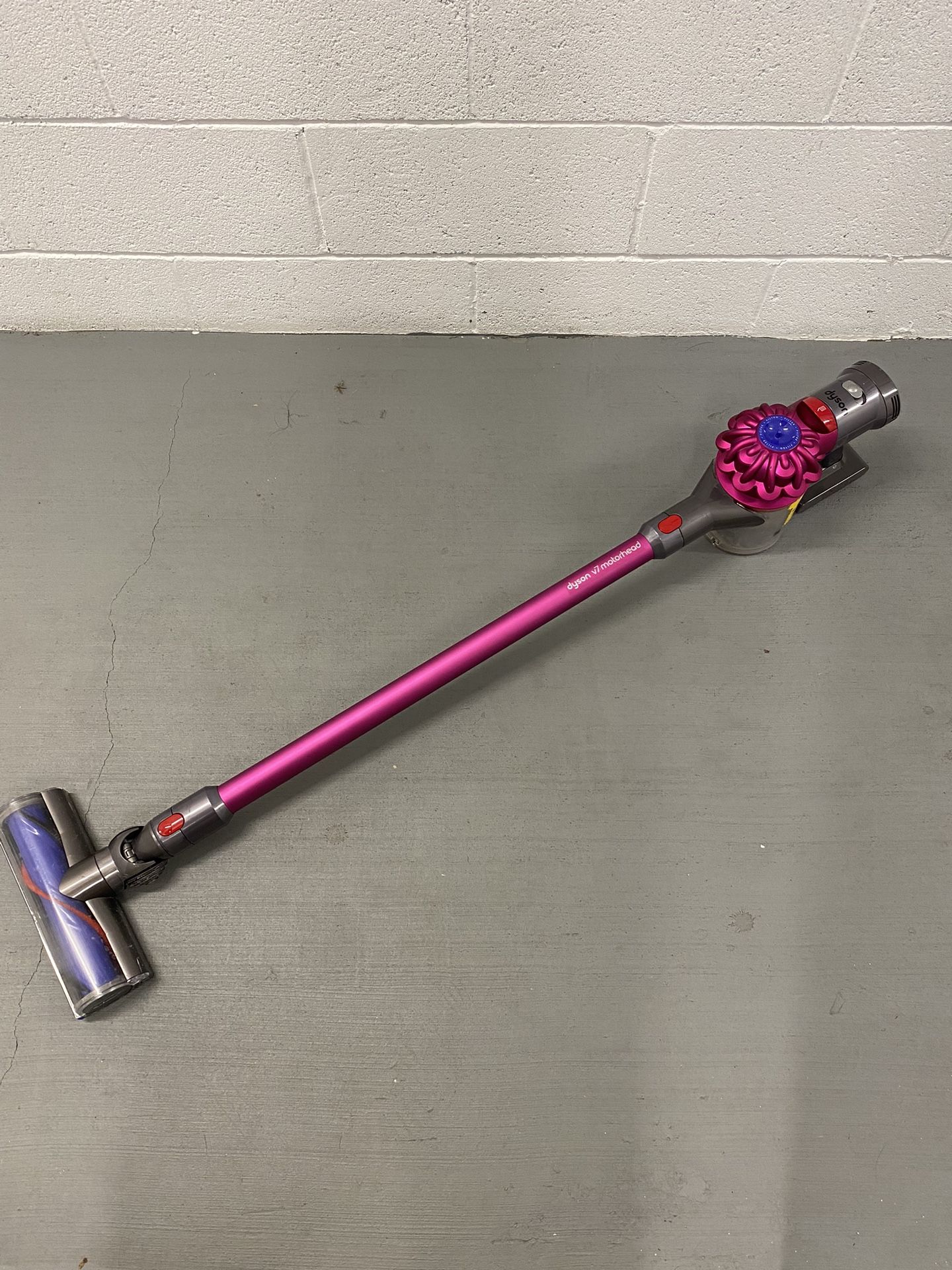 Dyson V7