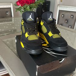 Air Jordan 4 Thunder