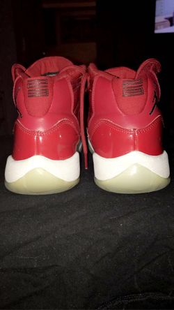 Jordan 11 Reds Size 4