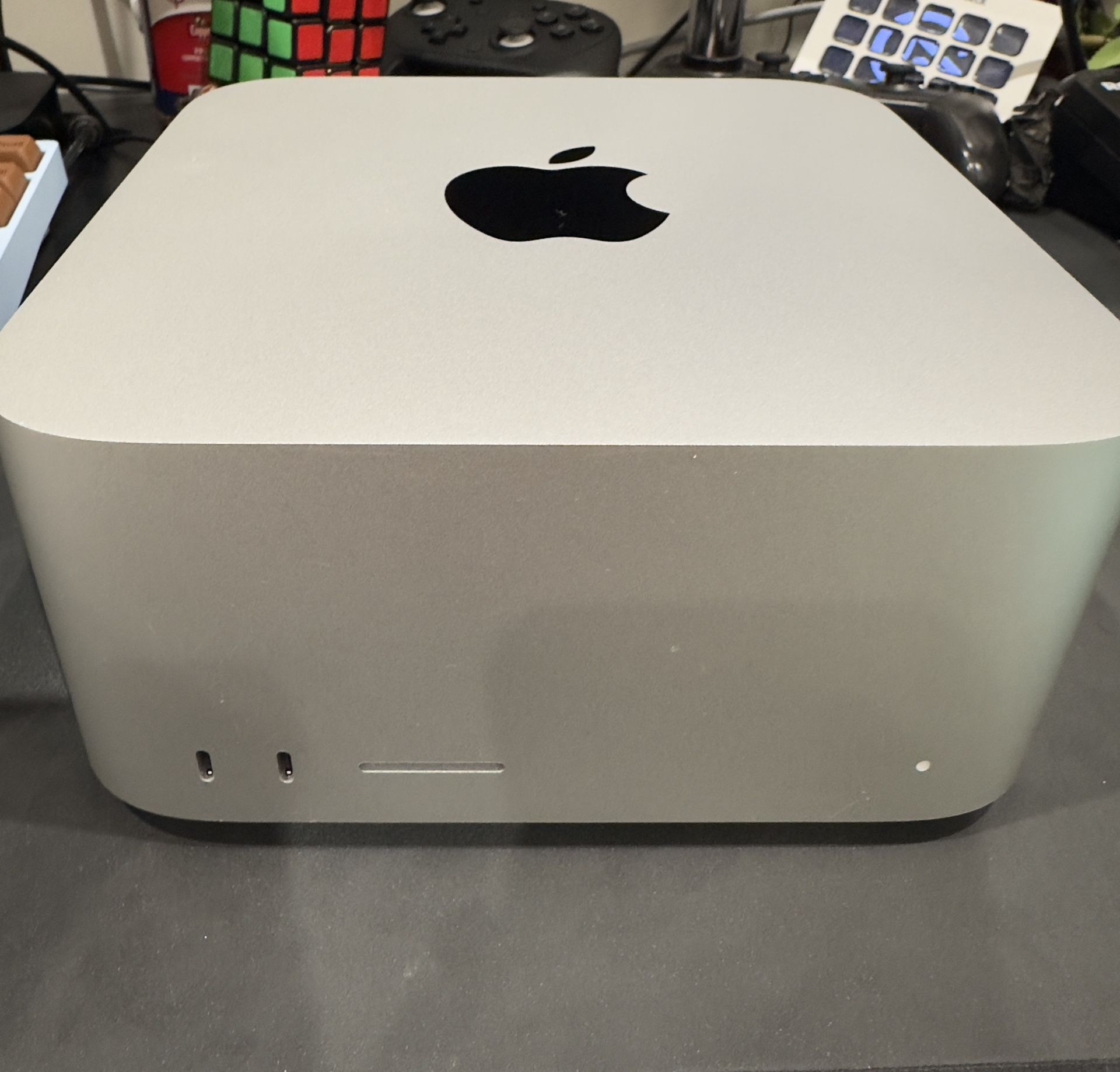 Apple M4 Max chip with 14‑core CPU, 32‑core GPU, 16‑core Neural Engine