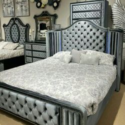 Queen Bedroom, Furniture Sectional Avail 