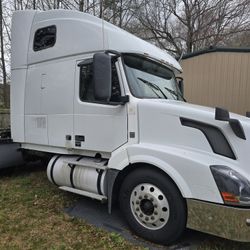 2005 Volvo VNL 