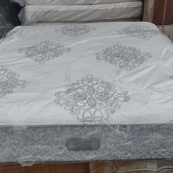 Simmons Beautyrest King Size Mattress And Box Springs 