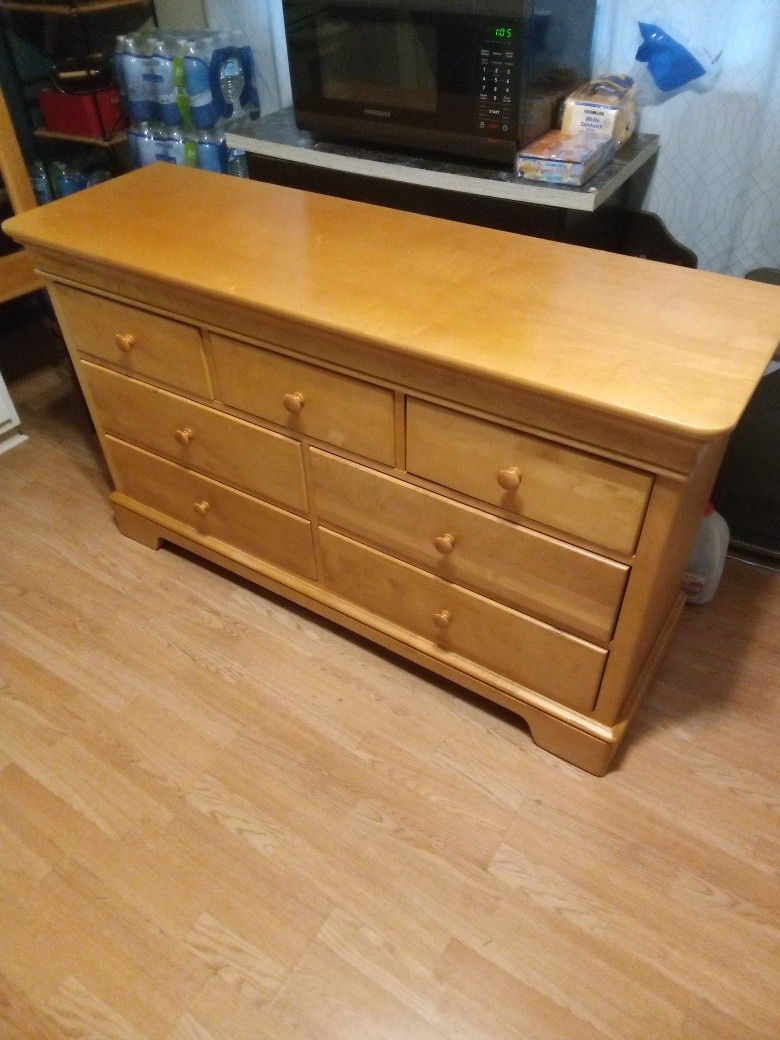 7 Drawer Solid Maple Dresser With Mirror 