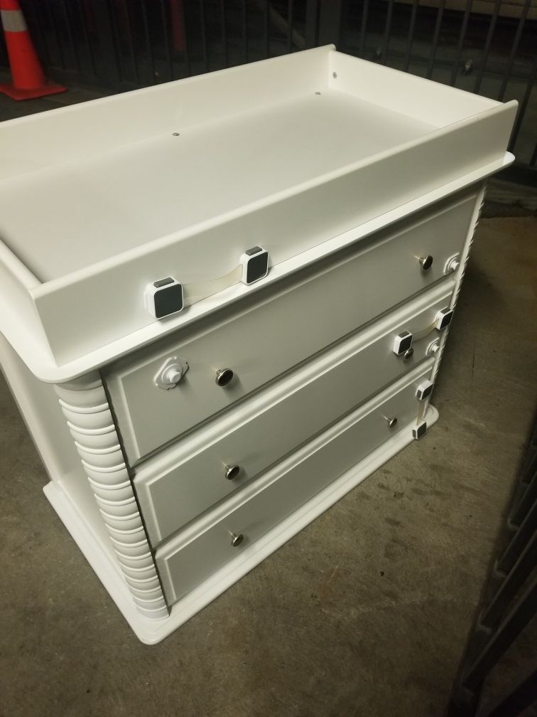 3 drawer dreeser with changing top changing table