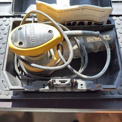 Dewalt D26451   5” Sander