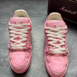Louis Vuitton trainer in pinkSize 8