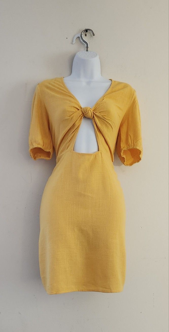 Forever 21 Mini Dress with front and back cutouts and short pheasant sleeves Size :M Color : Yellow