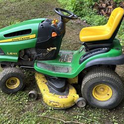 John Deere LA145 Lawnmower Tractor