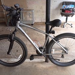 SCHWINN SUBURBAN DLX MOUNTAIN BIKE,21SPD,18 IN.FRAME,27.5 TIRES,SEAT W/ SHOCK,LIGHTS,MIRRORS,NEW CONDITION ASING$150 OBO.