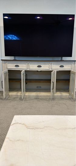 Large TV stand up to 83” TV