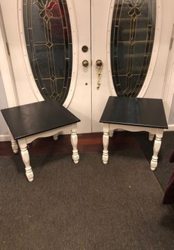 Set of two end tables