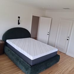 Memory foam Queen size mattress 12”.   New mattress in a plastic sealed.   We offer  the best quality and service  ☎️📲(213)713-74-89.   We offer same