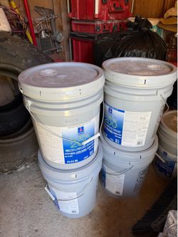 White And Eggshell Swiss Coffee Interior Paint Buckets