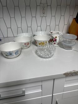 Lenox melamine bowls (3) corelle bowls and glass containers all for $20