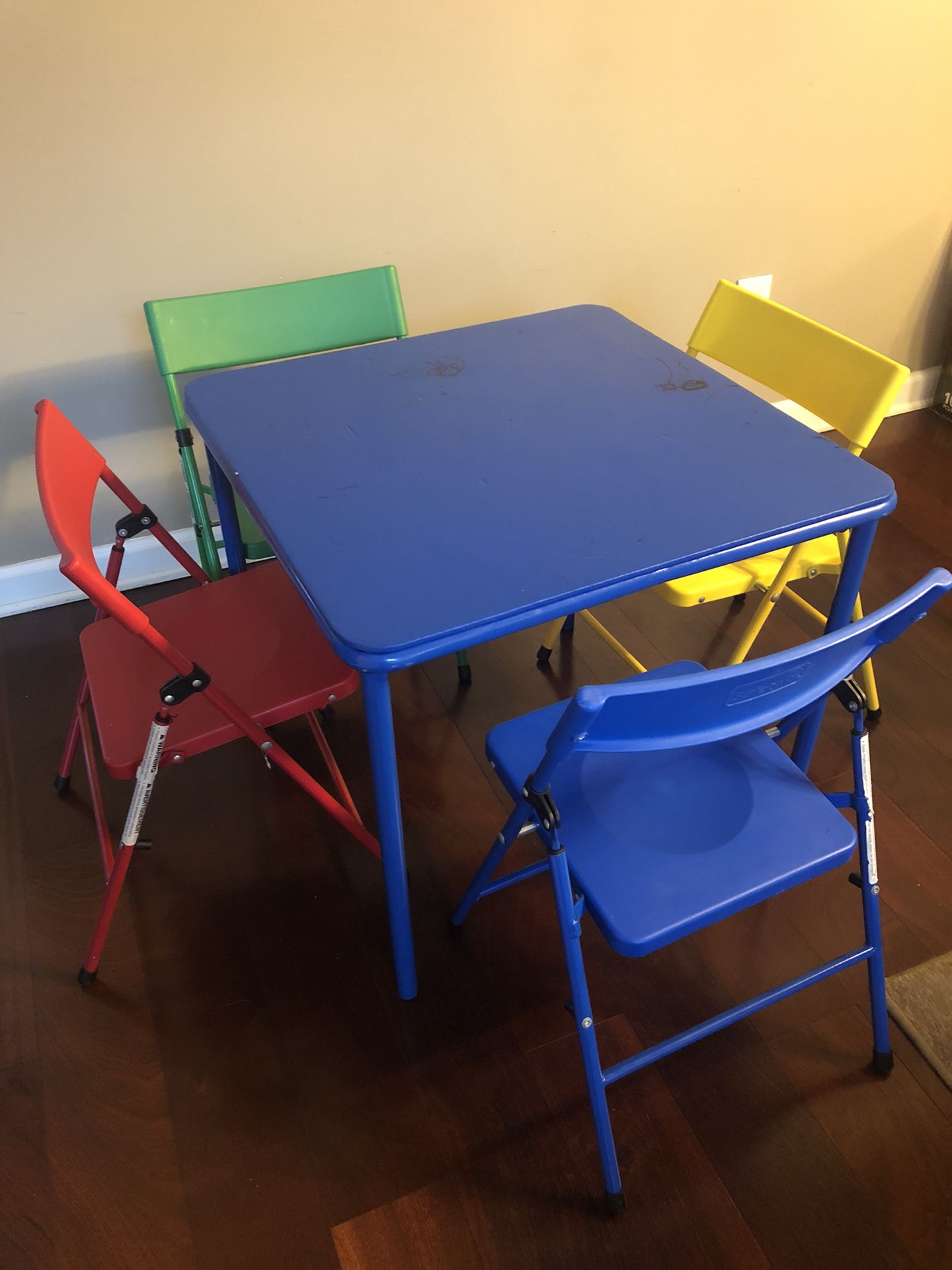 Kids Table with 4 chairs