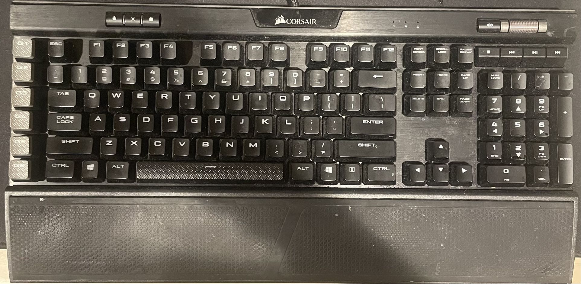 CORSAIR K95 RGB Platinum Mechanical Keyboard